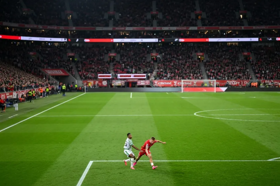 Ajax-speler in duel tijdens de Europese voorronde