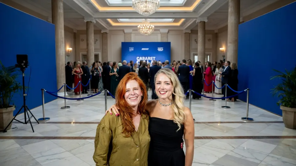 Lisa Ostermann en Yentl Schieman van Yentl en de Boer tijdens het Cabaretgala