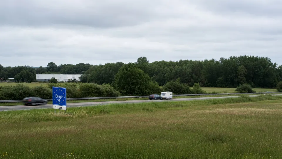 Verkeer op een Belgische snelweg, waar mogelijk vanaf 2027 een tolvignet voor automobilisten komt