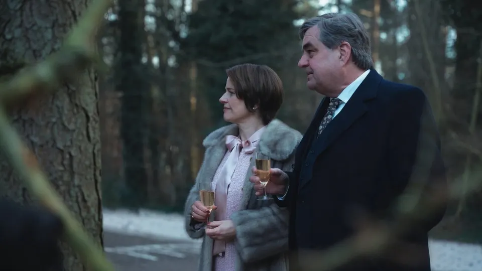 Frank Lammers en Lies Visschedijk als Gerrit en Toos van der Valk in het bos