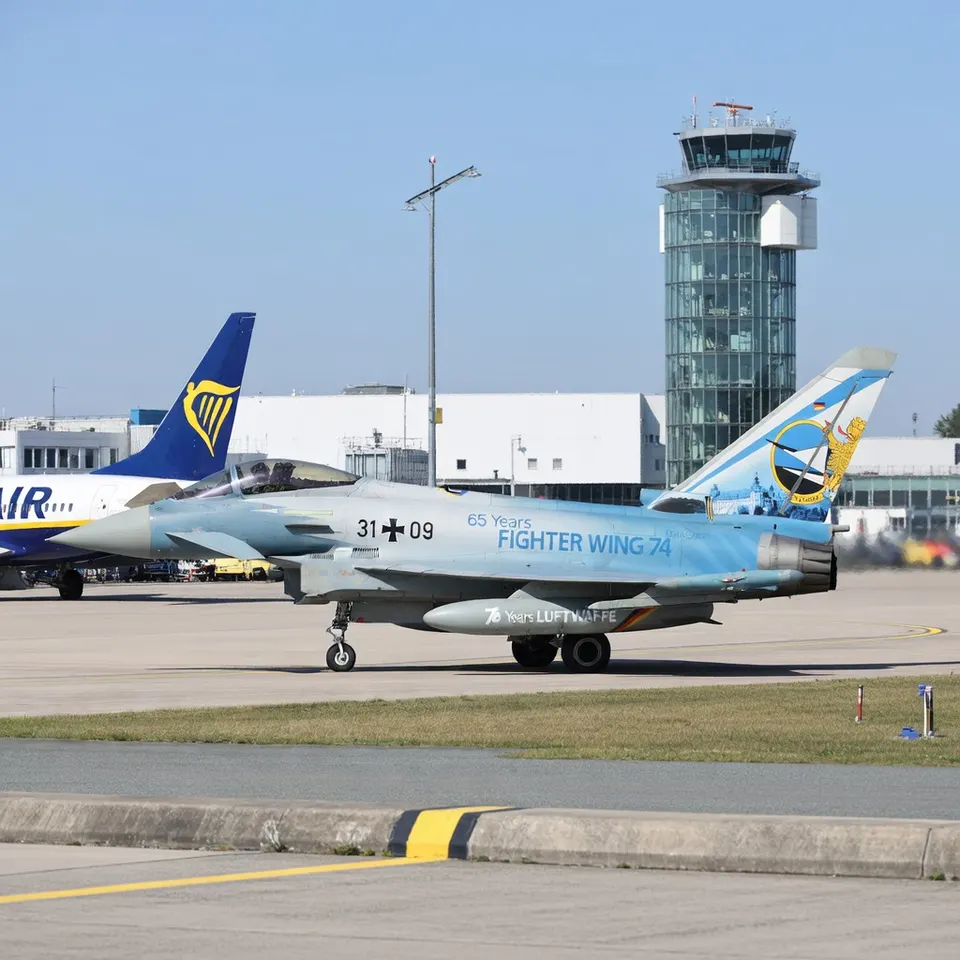 Een Eurofighter op de luchthaven van Neurenberg, die is gesloten na begeleiding van een passagiersvliegtuig
