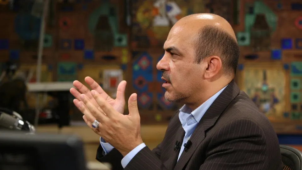 Een man in pak tijdens een interview