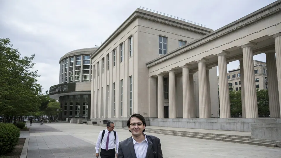 Martin Shkreli loopt voor een gerechtsgebouw