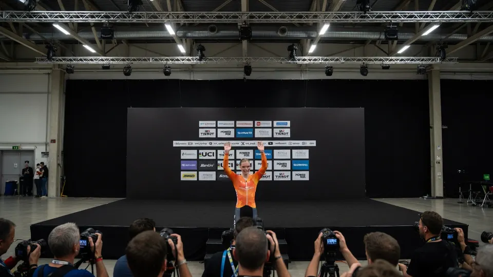Lorena Wiebes viert haar derde wereldtitel op de scratch in Shanghai