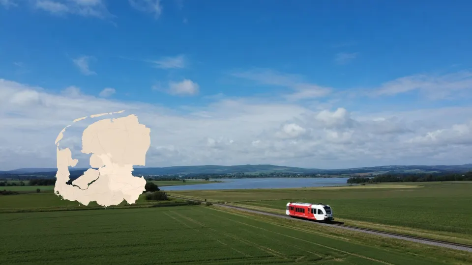 Illustratie van een trein op het toekomstige traject van de Nedersaksenlijn
