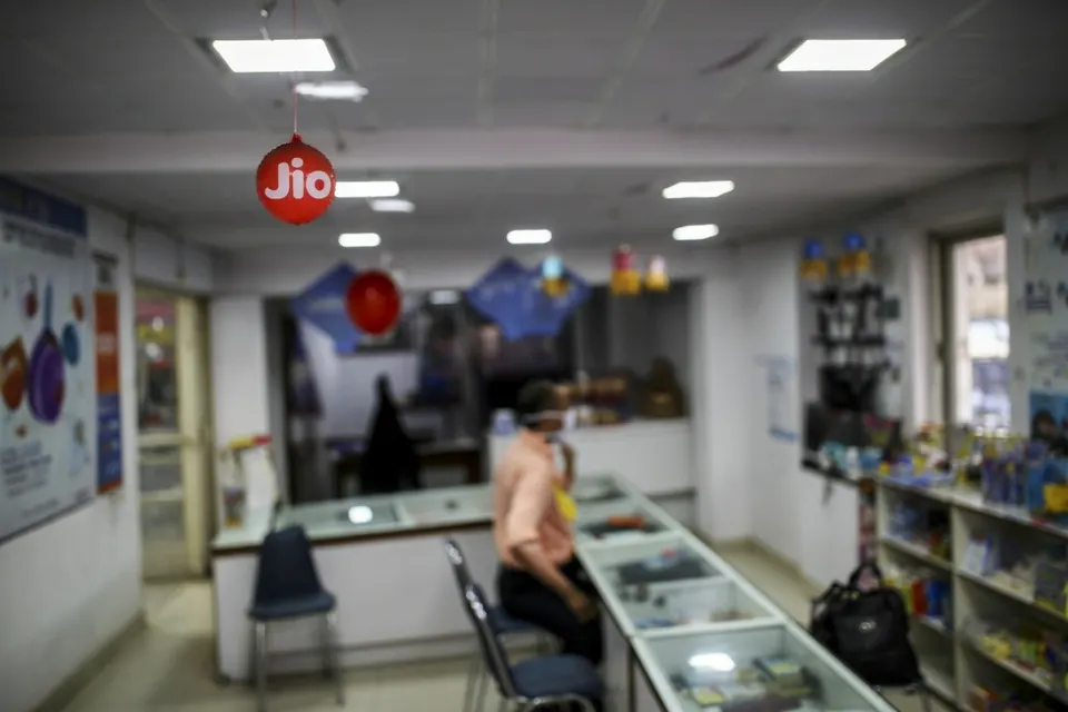 Een Jio-winkel in India, waar klanten telecomproducten en accessoires kunnen kopen
