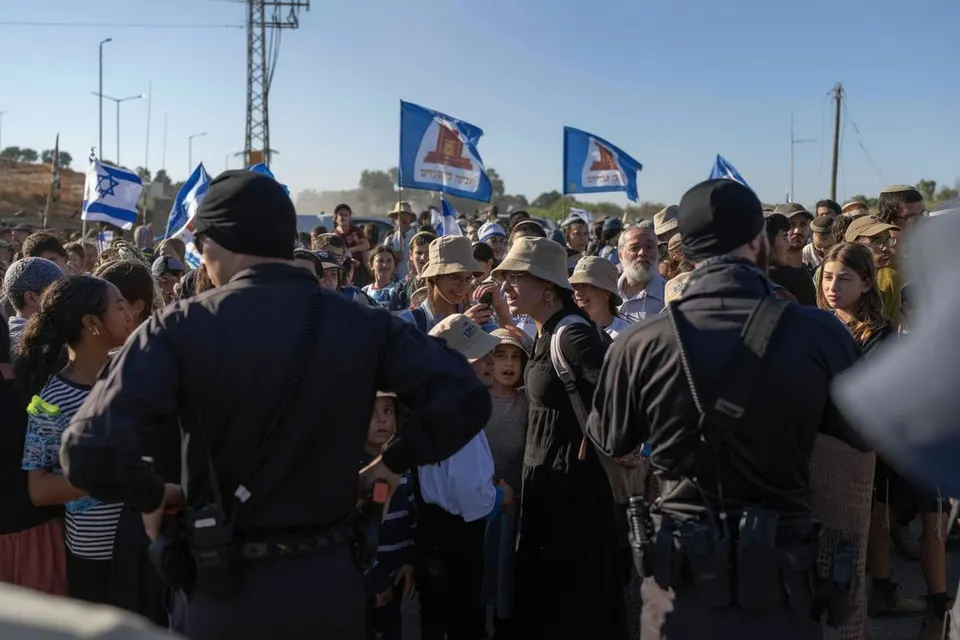 Israëlische demonstranten met vlaggen bij de grens met de Gazastrook