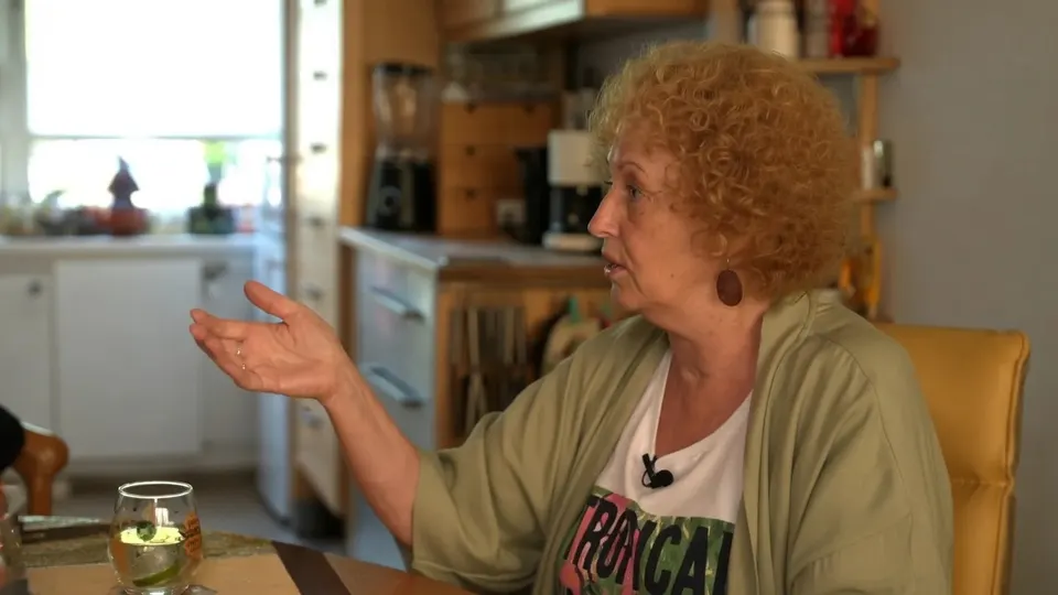 Een vrouw vertelt over haar ervaringen met een dwingende groepering