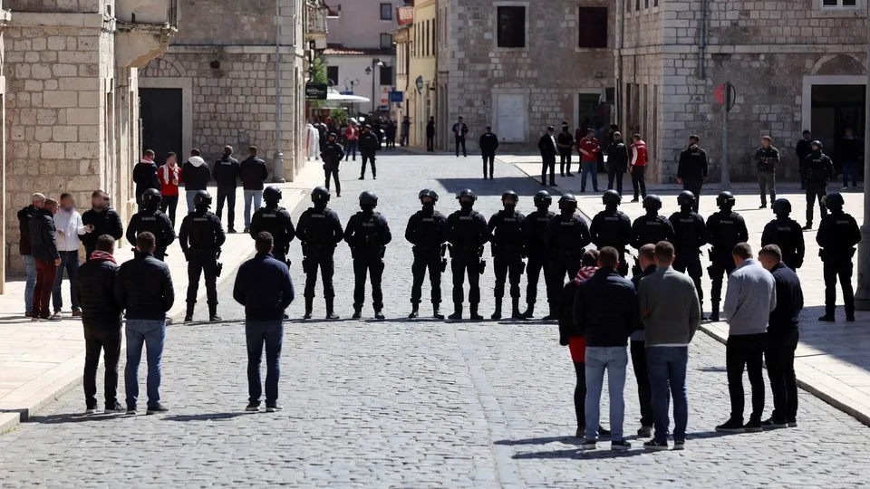 Kroatische politie houdt supporters op afstand in Split na een confrontatie tussen Ajax- en Hajduk-fans