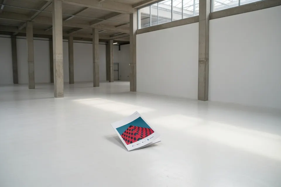 Lege bedrijfsruimte met een digitaal kunstwerk op de vloer