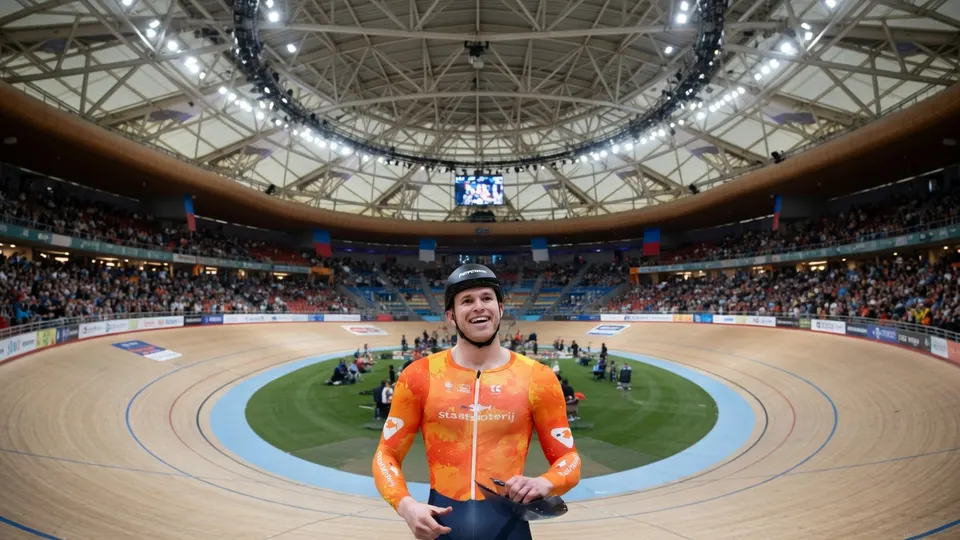 Harrie Lavreysen viert zijn vijfde wereldtitel op de keirin