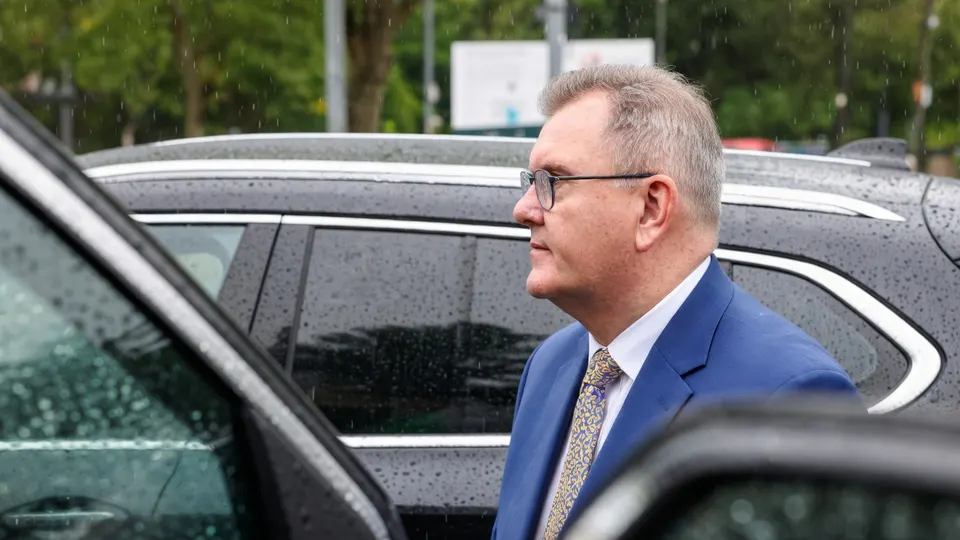 Jeffrey Donaldson arriveert bij de rechtbank