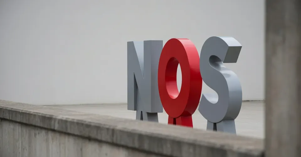 NOS-logo op een gebouw