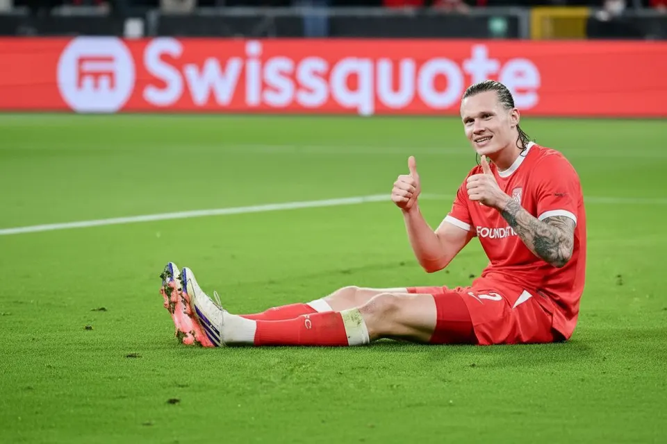 Darwin Núñez zit op het veld in het shirt van Liverpool