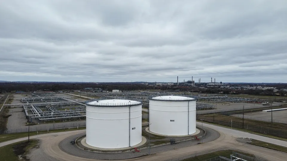 Opslagtanks van de strategische brandstofvoorraad met een raffinaderij op de achtergrond