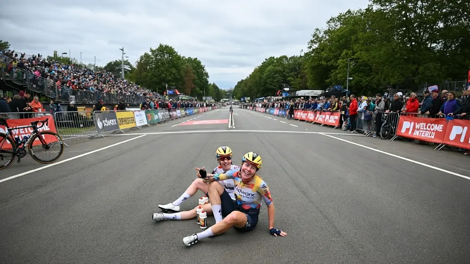 Femke Markus en Lieke Nooijen zitten na de finish van de derde etappe van de Eneco Tour op de weg