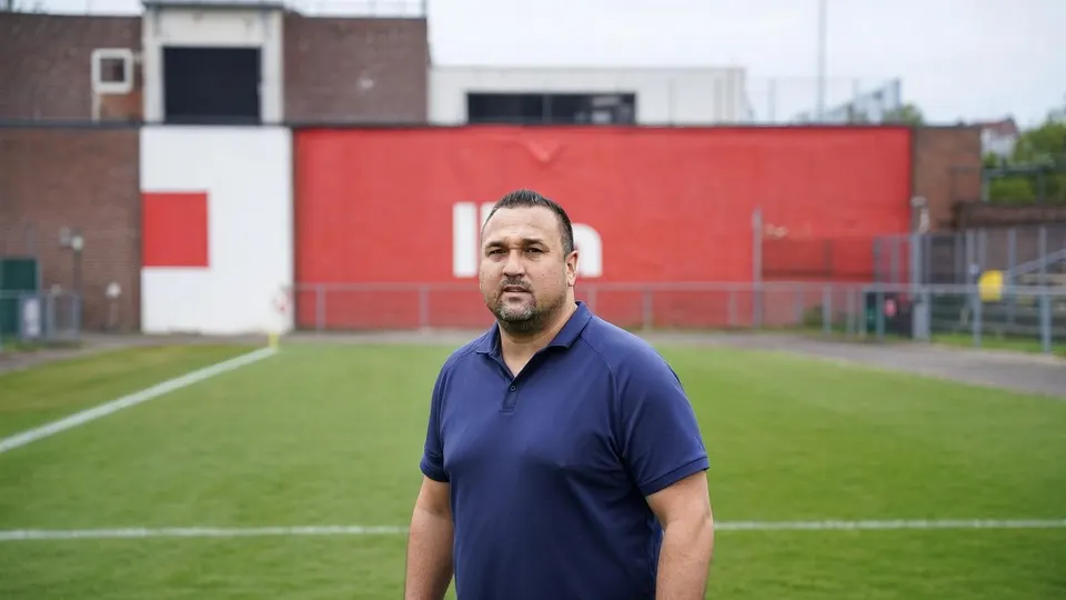 Jhon van Beukering staat op een voetbalveld na zijn schorsing van 30 maanden