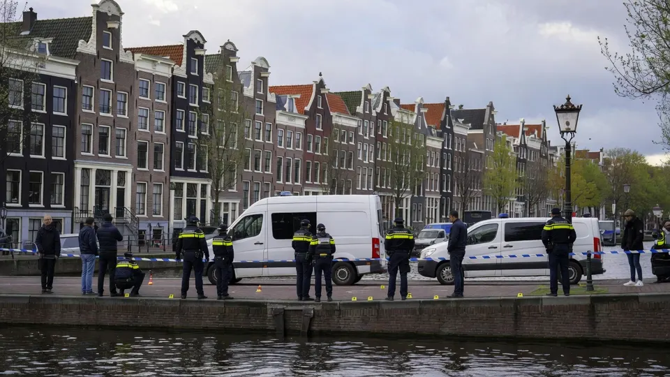 Politie doet onderzoek langs het water aan de Amsteldijk in Amsterdam