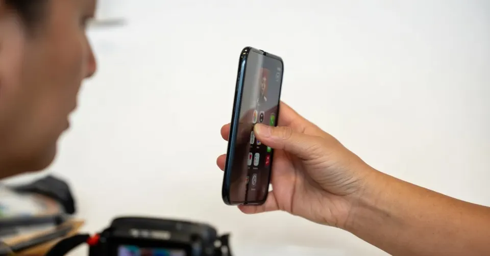 Een iPhone Duo wordt ingeklapt vastgehouden