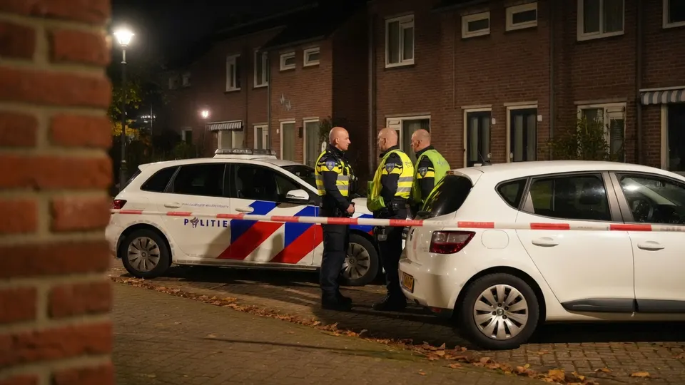 Politie onderzoekt de woning in Beek en Donk waar een dode vrouw is gevonden