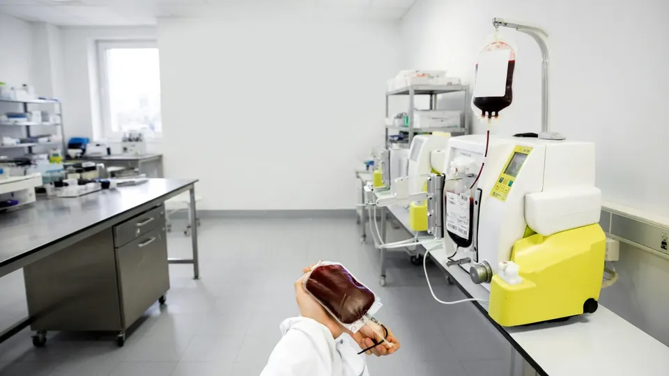 Apparatuur voor bloedbehandeling in een laboratorium