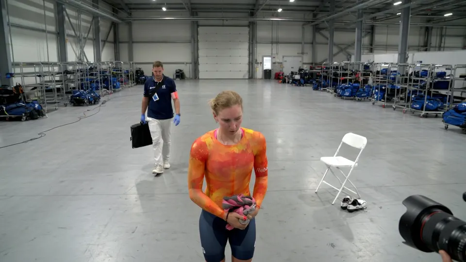 Lorena Wiebes loopt na haar valpartij op het WK baanwielrennen door de hal