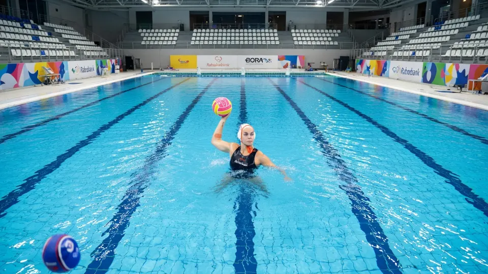 Waterpoloster van Oranje met een bal in het zwembad