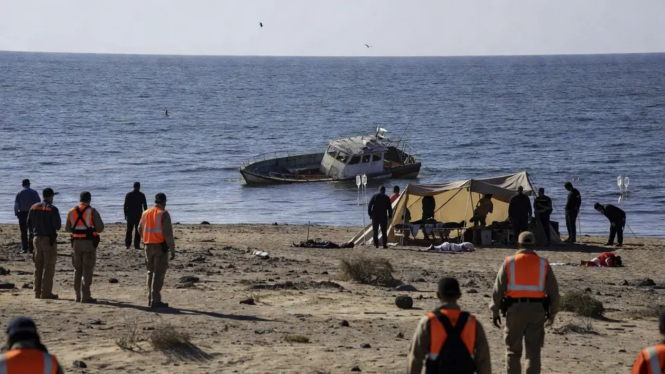 Reddingswerkers zoeken vanaf het strand naar elf vermisten na het kapseizen van een boot bij Baja California