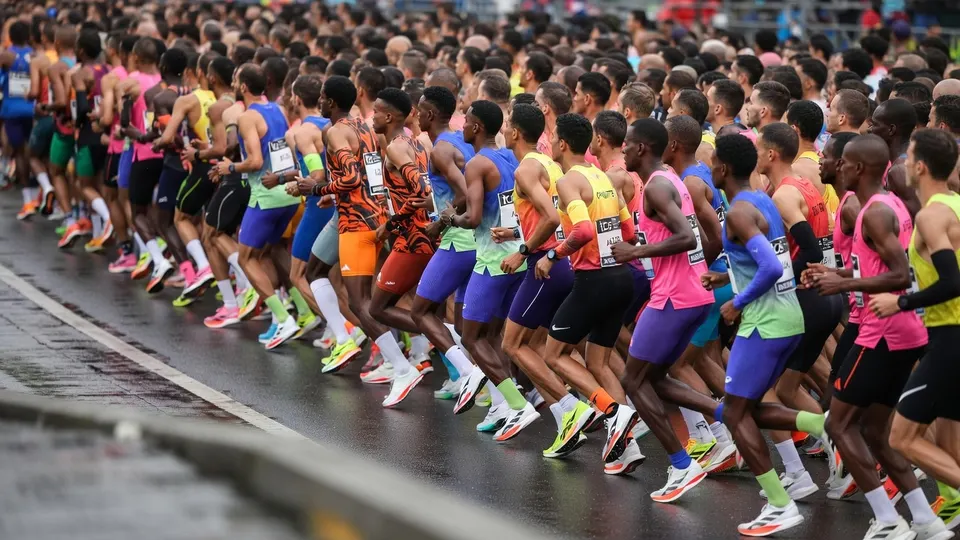 Massale start van de natte Marathon van Amsterdam