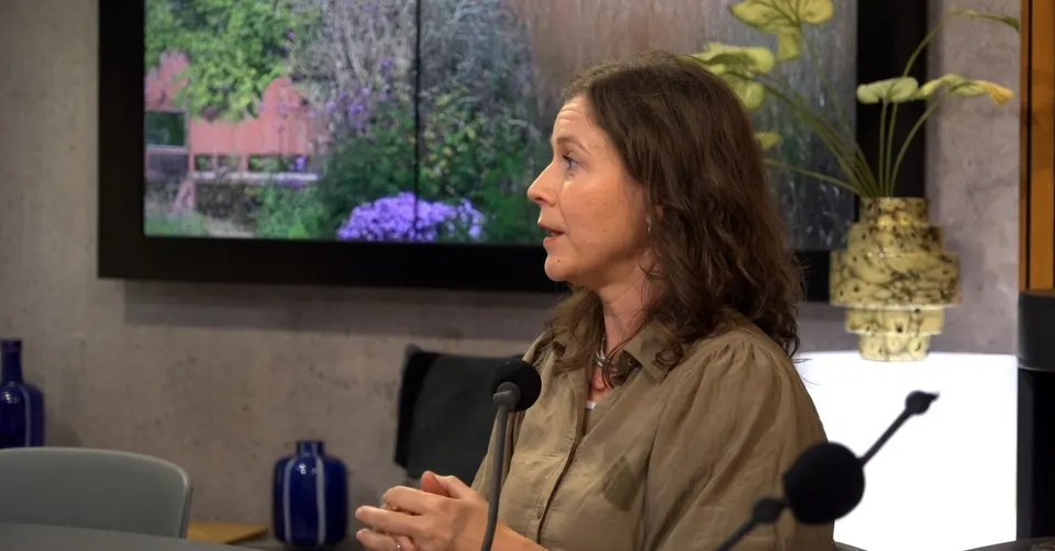 Een vrouw spreekt over de gevolgen van het volle stroomnet voor bedrijven
