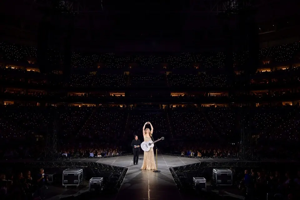 Taylor Swift treedt tijdens een gala in Los Angeles op met een volledige band