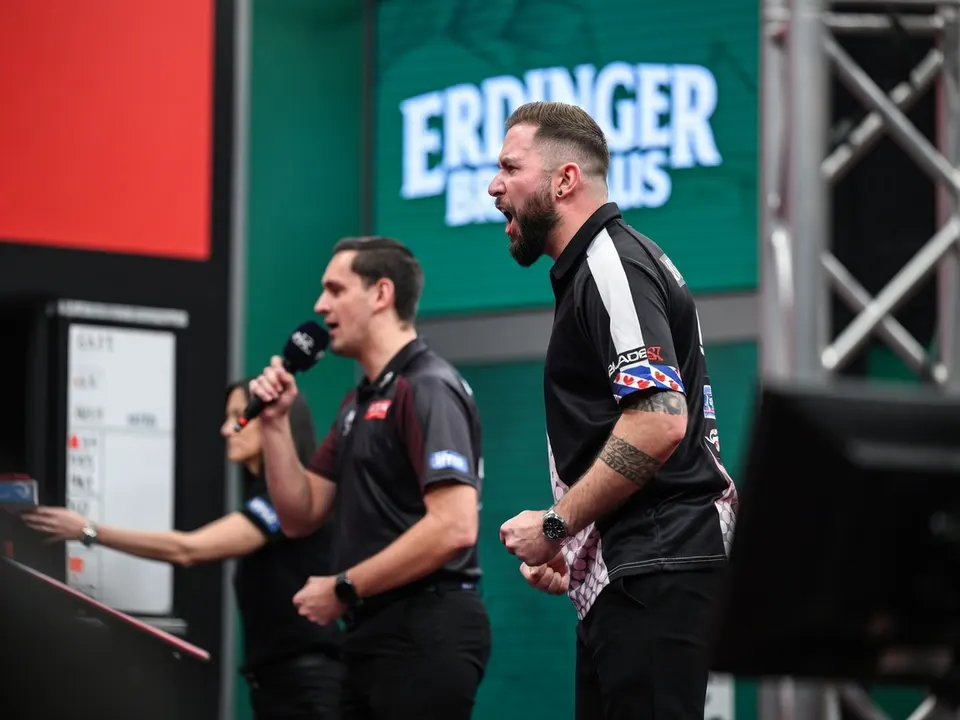 Danny Noppert tijdens zijn halve finale tegen Gian van Veen op het Dutch Darts Championship