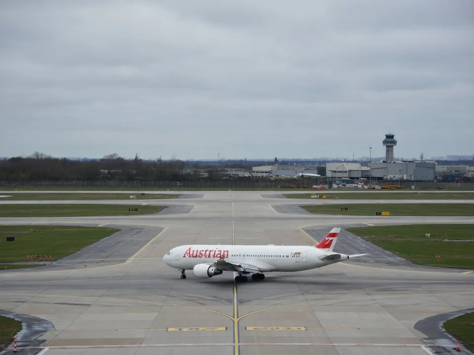 Een vliegtuig van Austrian Airlines op de luchthaven van Sofia