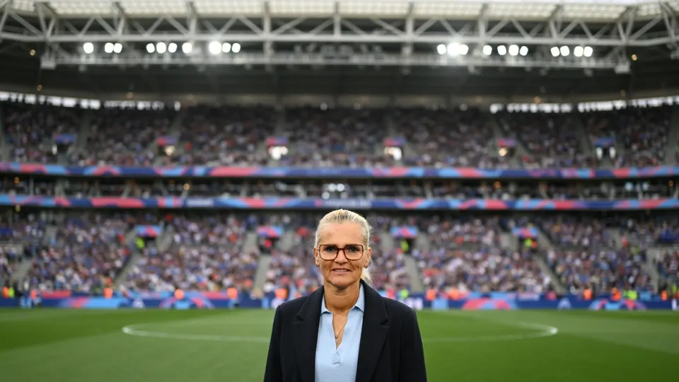 Sarina Wiegman op het veld van het Wembley Stadium