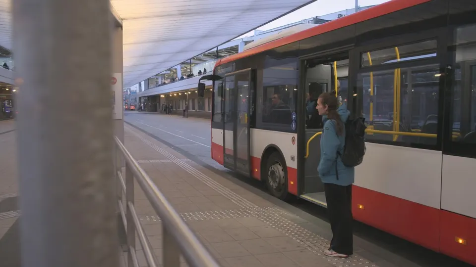 Bus staat klaar op een station, terwijl donderdag opnieuw wordt gestaakt in het streekvervoer
