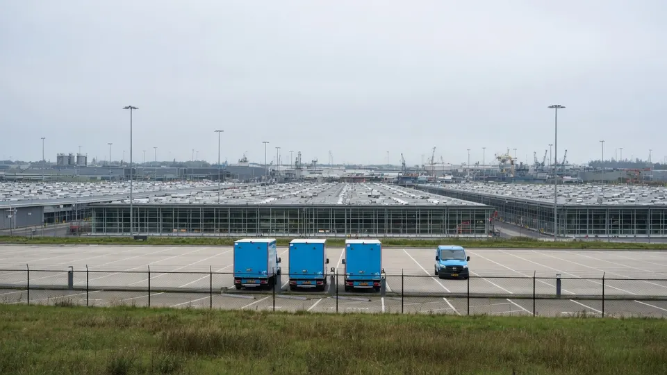 Albert Heijn-bezorgwagens staan stil op een parkeerterrein