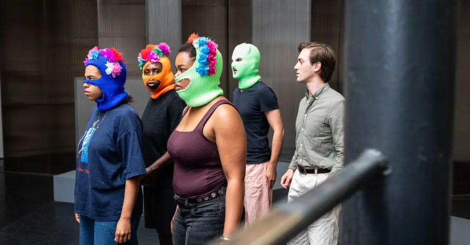 Cast van Wachten op Marsha tijdens een repetitie voor de voorstelling over protest en de geschiedenis van Pride
