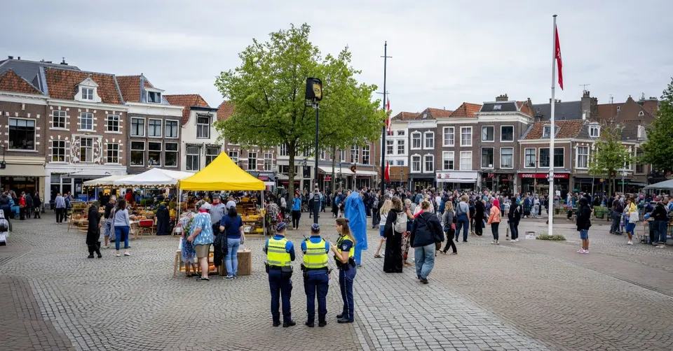 Handhavers houden toezicht op een plein in een Nederlandse stad