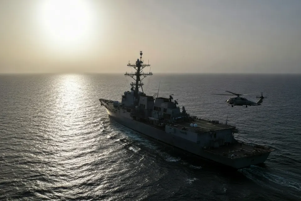 Een torpedobootjager en een helikopter op zee