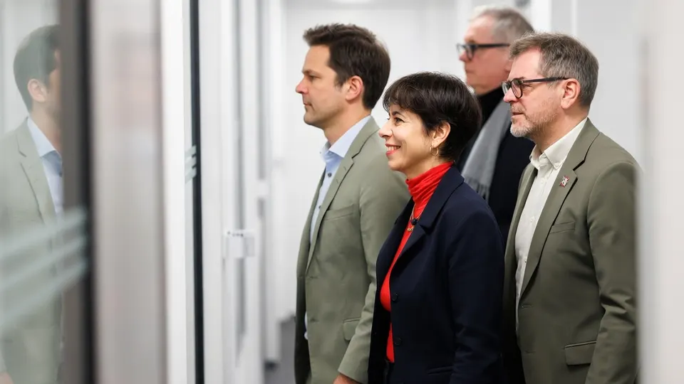 Elif Eralp en partijgenoten van Die Linke in een Berlijns overheidsgebouw