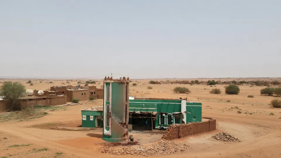Droneaanval in Sudan heeft een gebouw en voertuigen in een woestijngebied beschadigd
