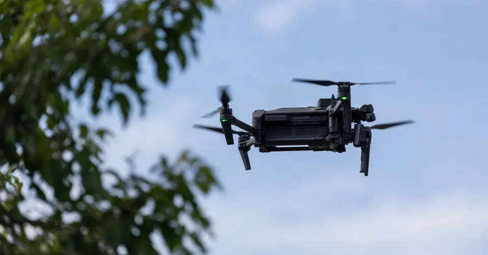 Drone in de lucht, vergelijkbaar met de onbekende drones waarover meldingen zijn gedaan in Oost-Groningen