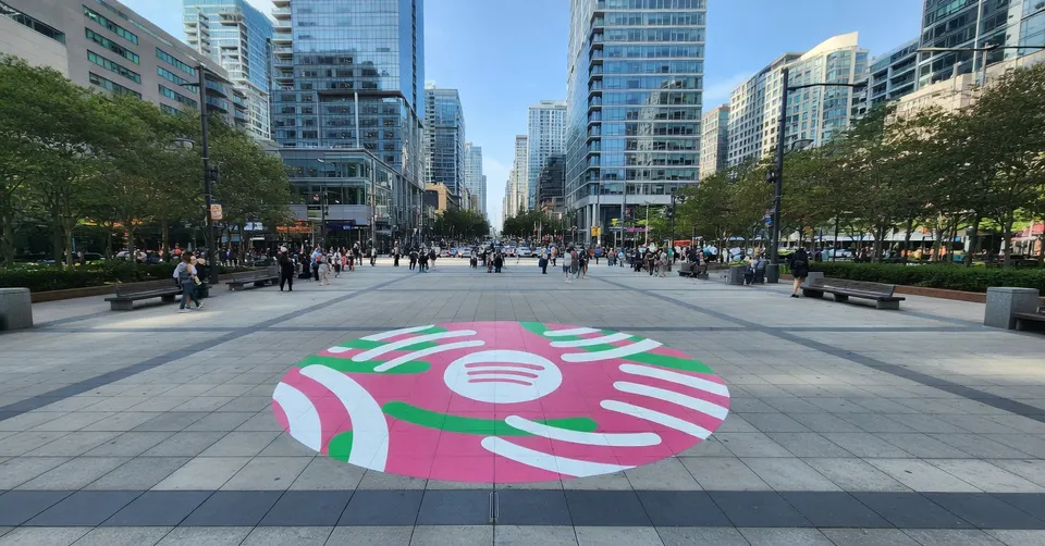Spotify-logo op een plein in Vancouver