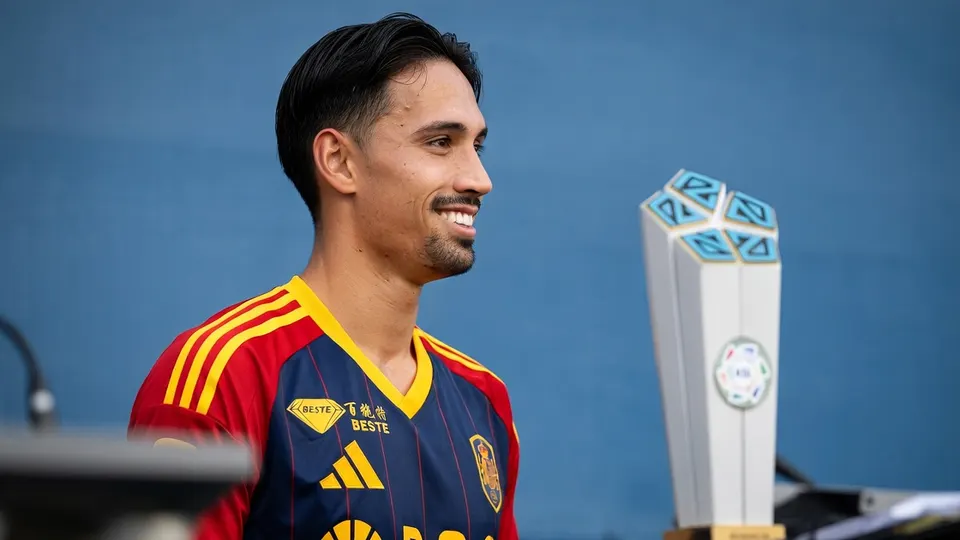 Tijjani Reijnders tijdens zijn presentatie als speler van Al-Qadsiah