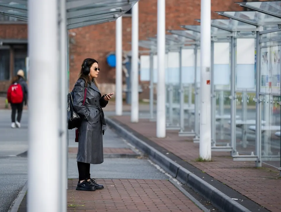 Reiziger wacht bij een bushalte tijdens de opgeschorte staking in het streekvervoer