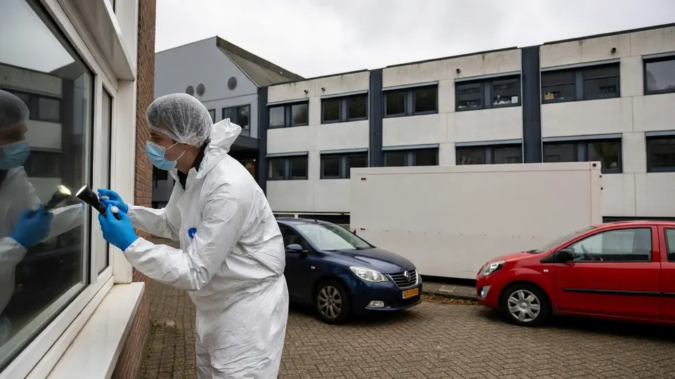 Forensische specialisten onderzoeken een pand aan De Klencke in Amsterdam