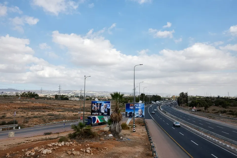 Verkeersweg in Israël met verkiezingsposters langs de weg