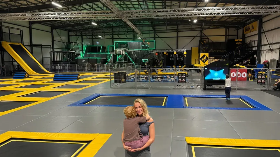 Moeder met kind in een indoor speelparadijs in de regio Eindhoven