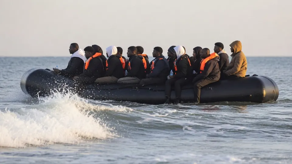 Migranten steken met een overvolle rubberboot het Kanaal over