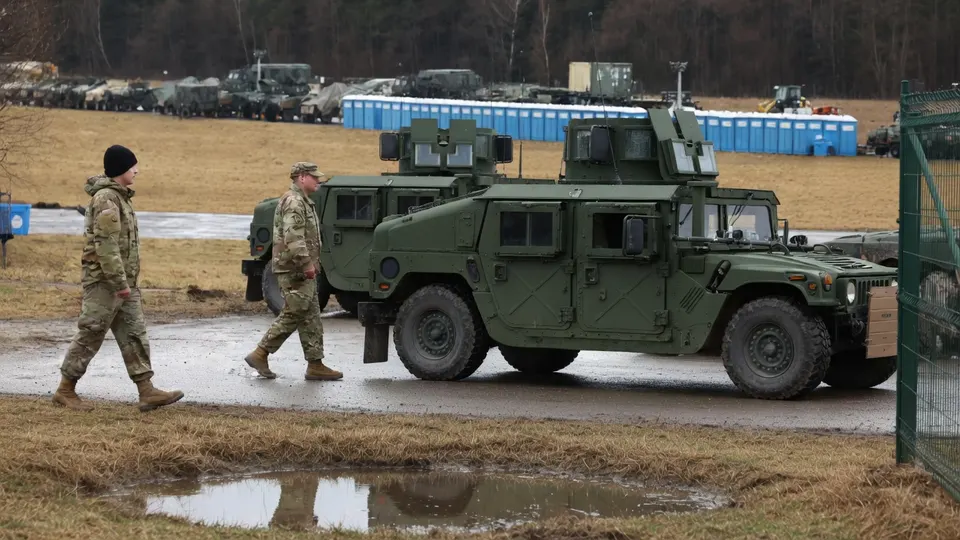 Militair materieel op een NAVO-terrein